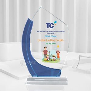 Cúp pha lê cho gia đình hoạt động tiêu biểu